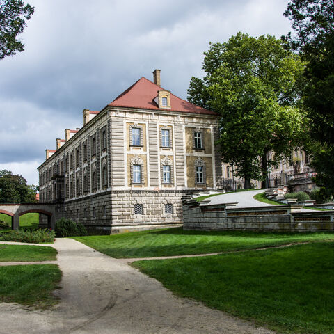 Trockener Schlossgraben mit gemauerter Br&uuml;cke, Foto: Adam Żyworonek